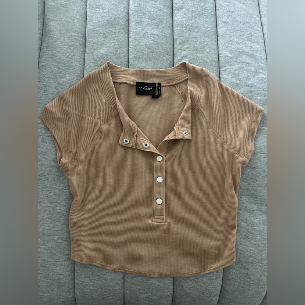cropped beige tee, never worn, soft material